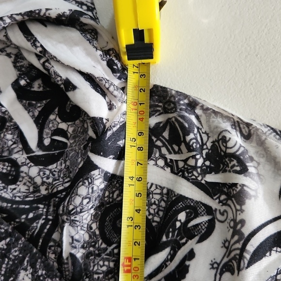 United World Ware Blouse Womens Size M Petite Black 2hite Paisley pleaded Top - Picture 12 of 13